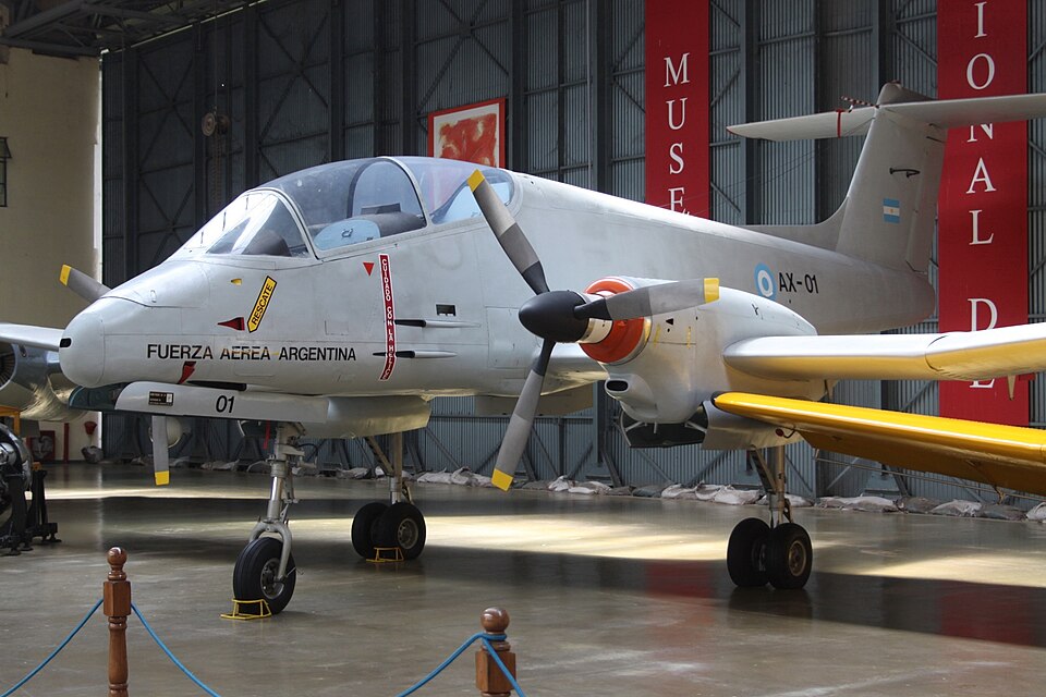Su colección estará presentada frente al Pucará AX-01 que se exhibe actualmente en el MNA.