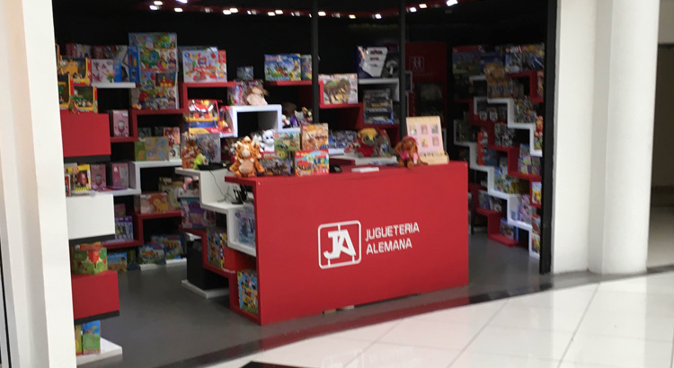 Visitando Juguetería Alemana en el Aeropuerto de Santiago.