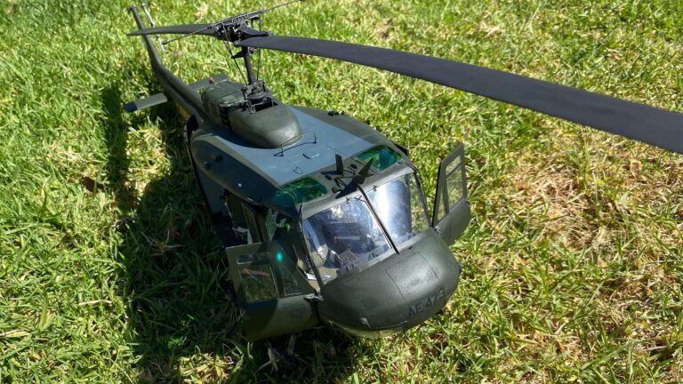 BELL UH1H HUEY 1/18 SCRATCH