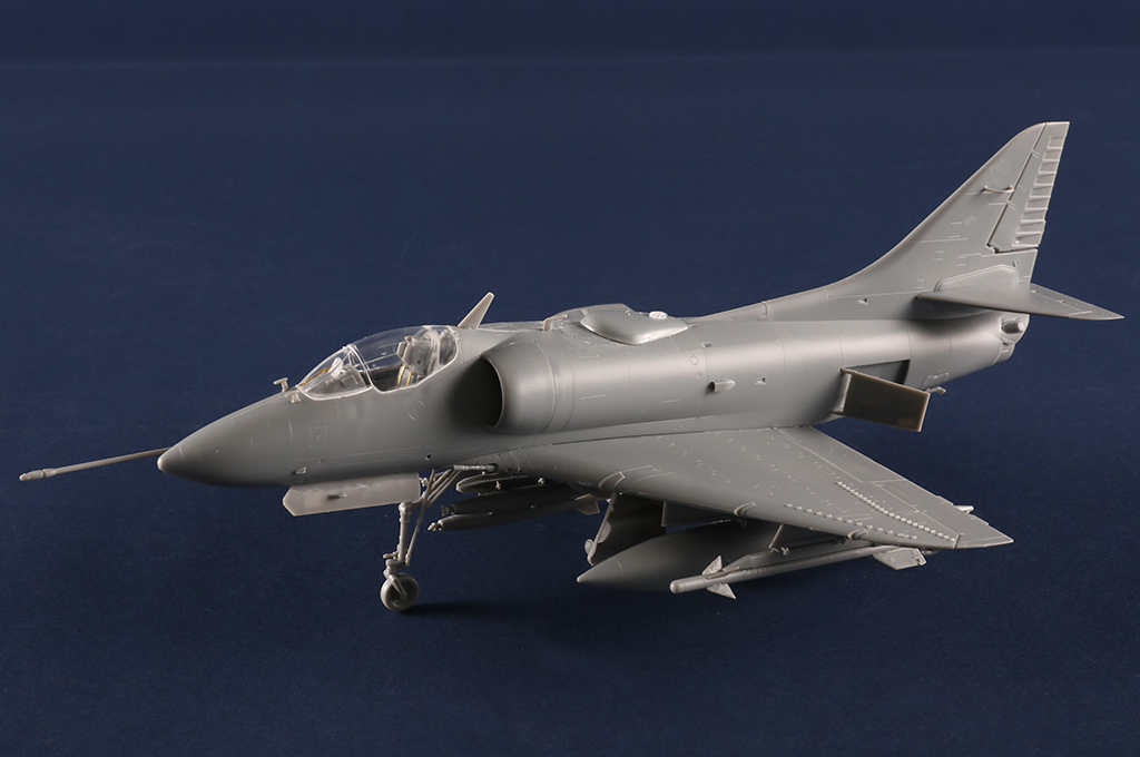 Modelo armado del A-4P Sky Hawk en gris de fábrica