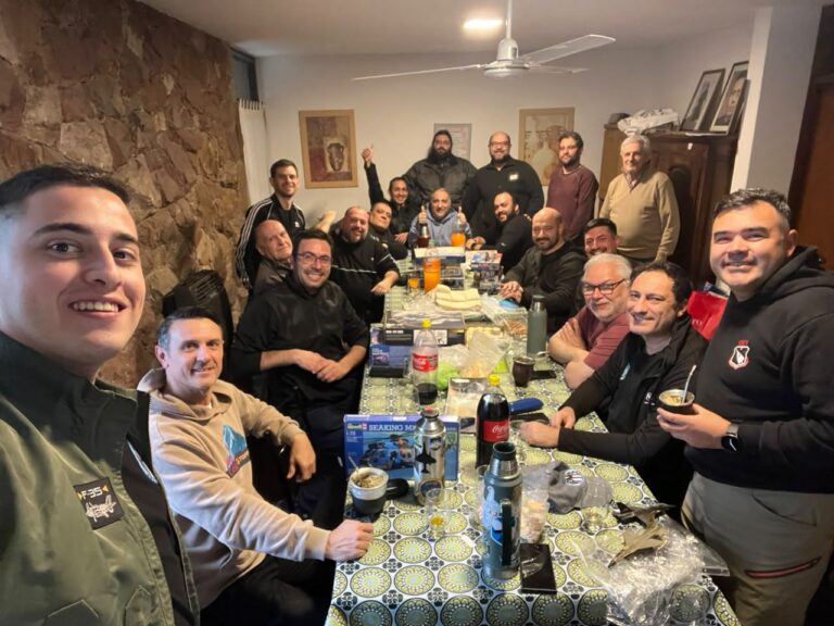 Socios de IPMS Córdoba reunidos en la reunión mensual de septiembre de 2026