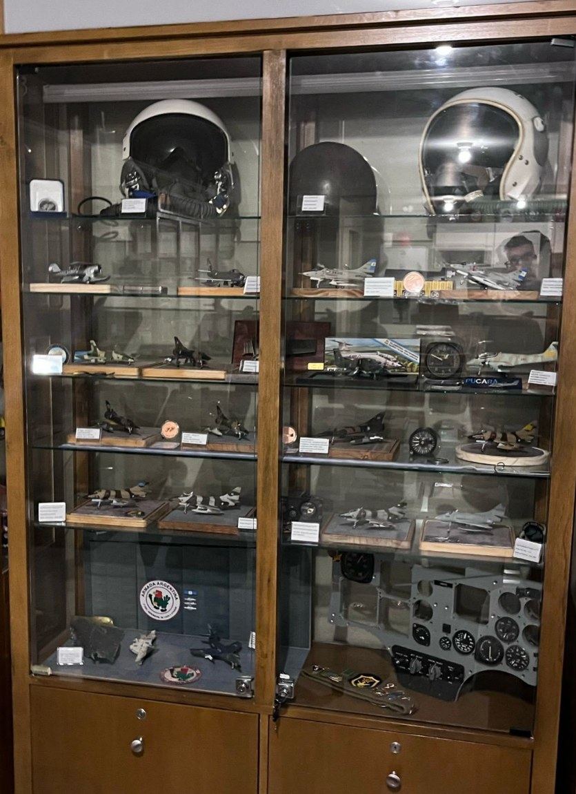 El espacio de Malvinas: maquetas junto a piezas históricas.