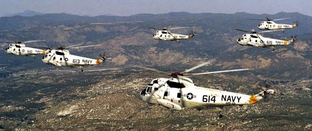 Seis SH-3H Sea King del escuadrón HS-12 "Wyverns" de la US Navy en formación, entre ellos el 610 y el 614, 1983